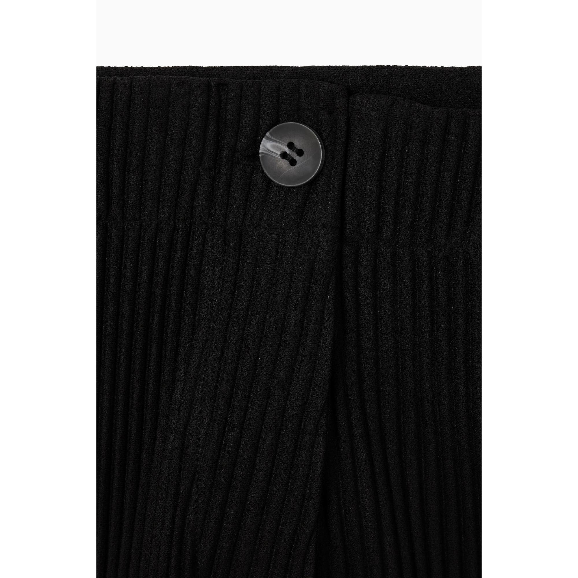 Women Pleated Bermuda Shorts - Black