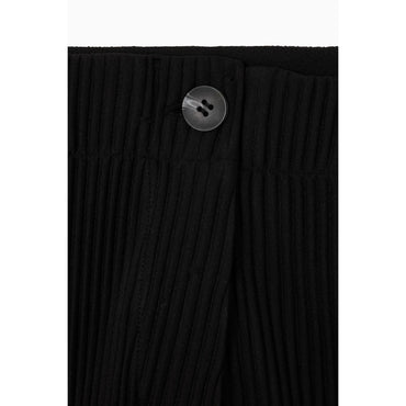 Women Pleated Bermuda Shorts - Black
