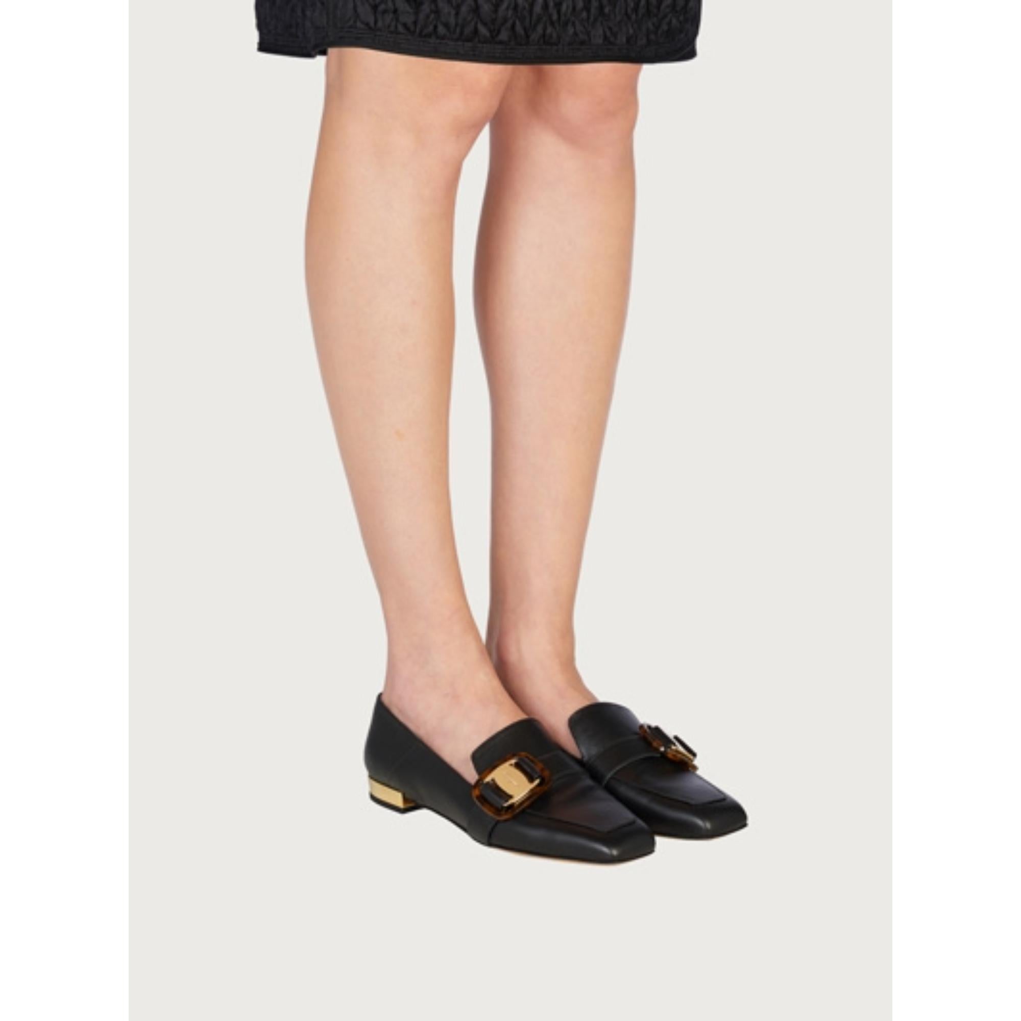 Women Vara Chain Loafers [Width: 1D] - Black