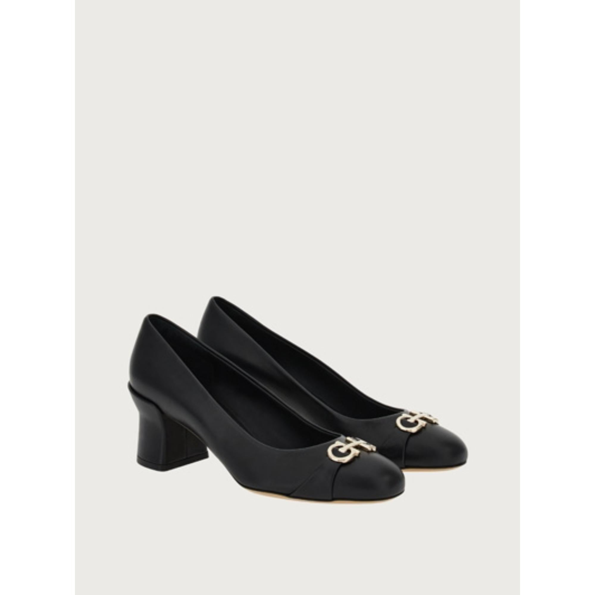 Women Pumps with Gancini Ornament [Width: 1D] - Black