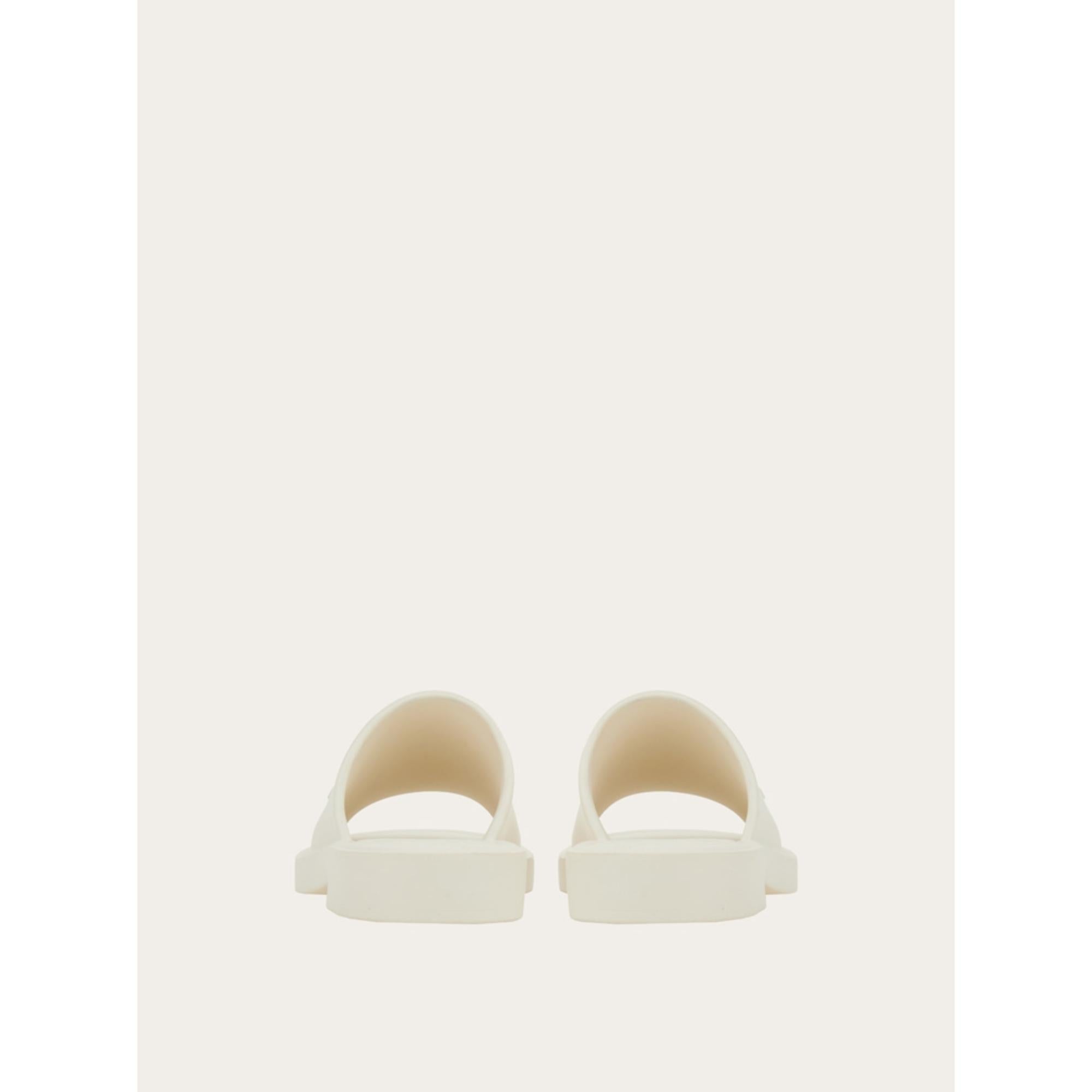 Women Sliders with 3D Logo [Width: M] - Mascarpone