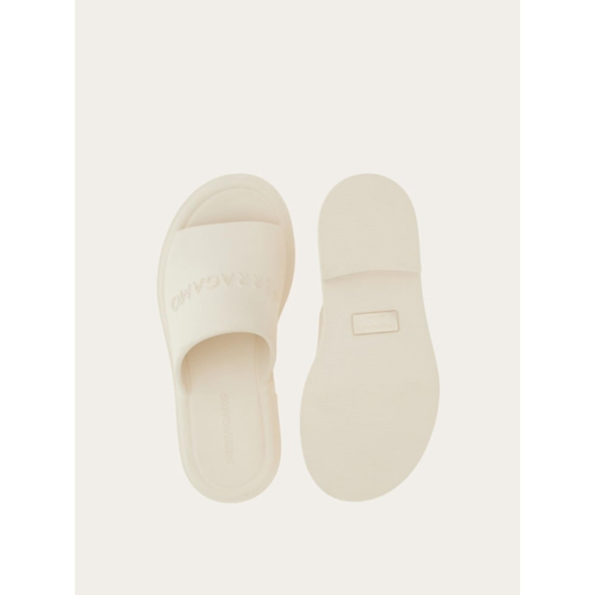 Women Sliders with 3D Logo [Width: M] - Mascarpone