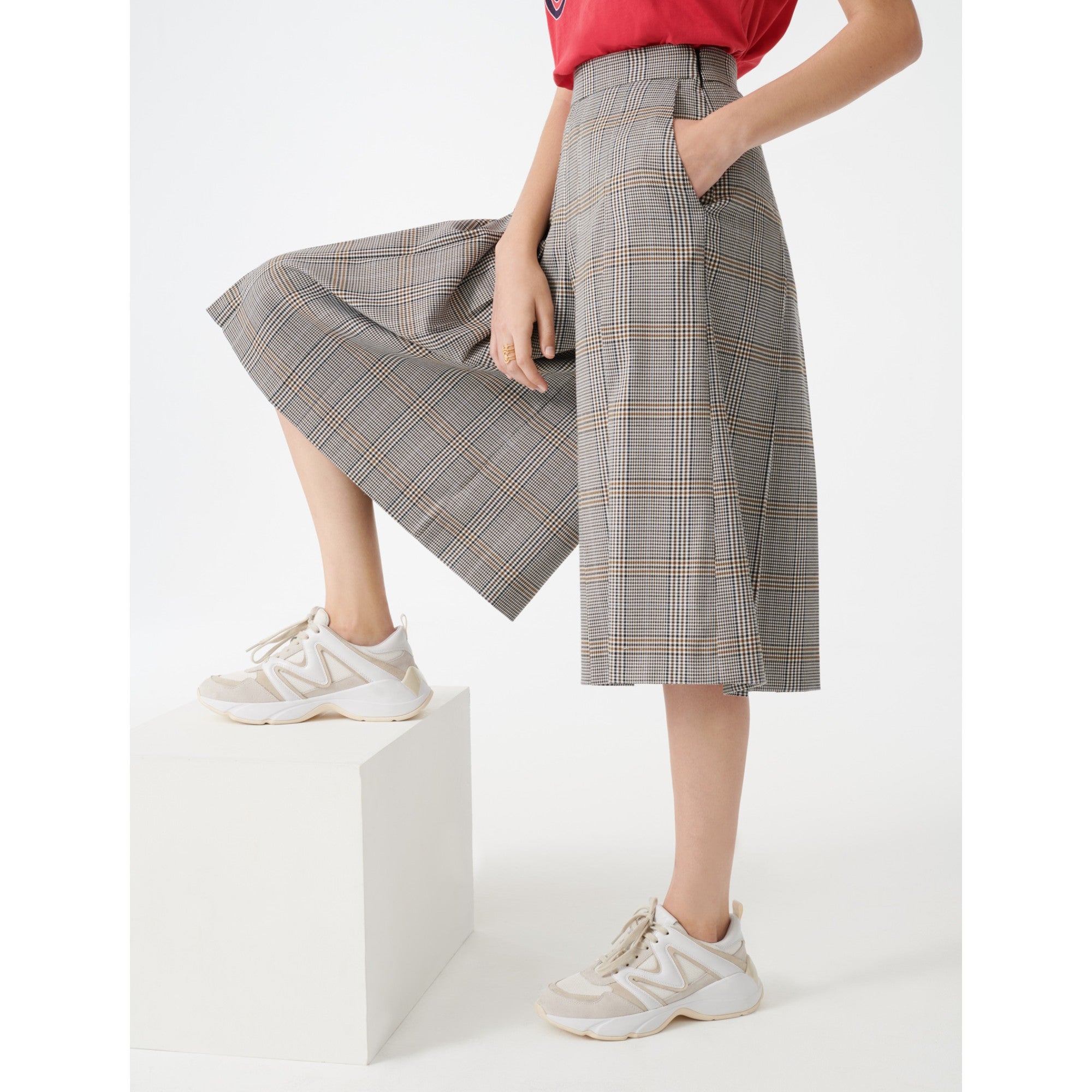 Women Bermuda-Style Checked Pants - Grey